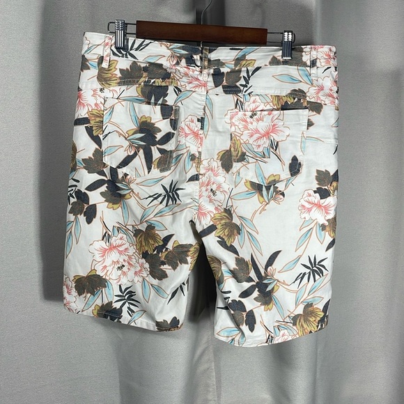 Tribal White shorts with Floral Print - Picture 2 of 3